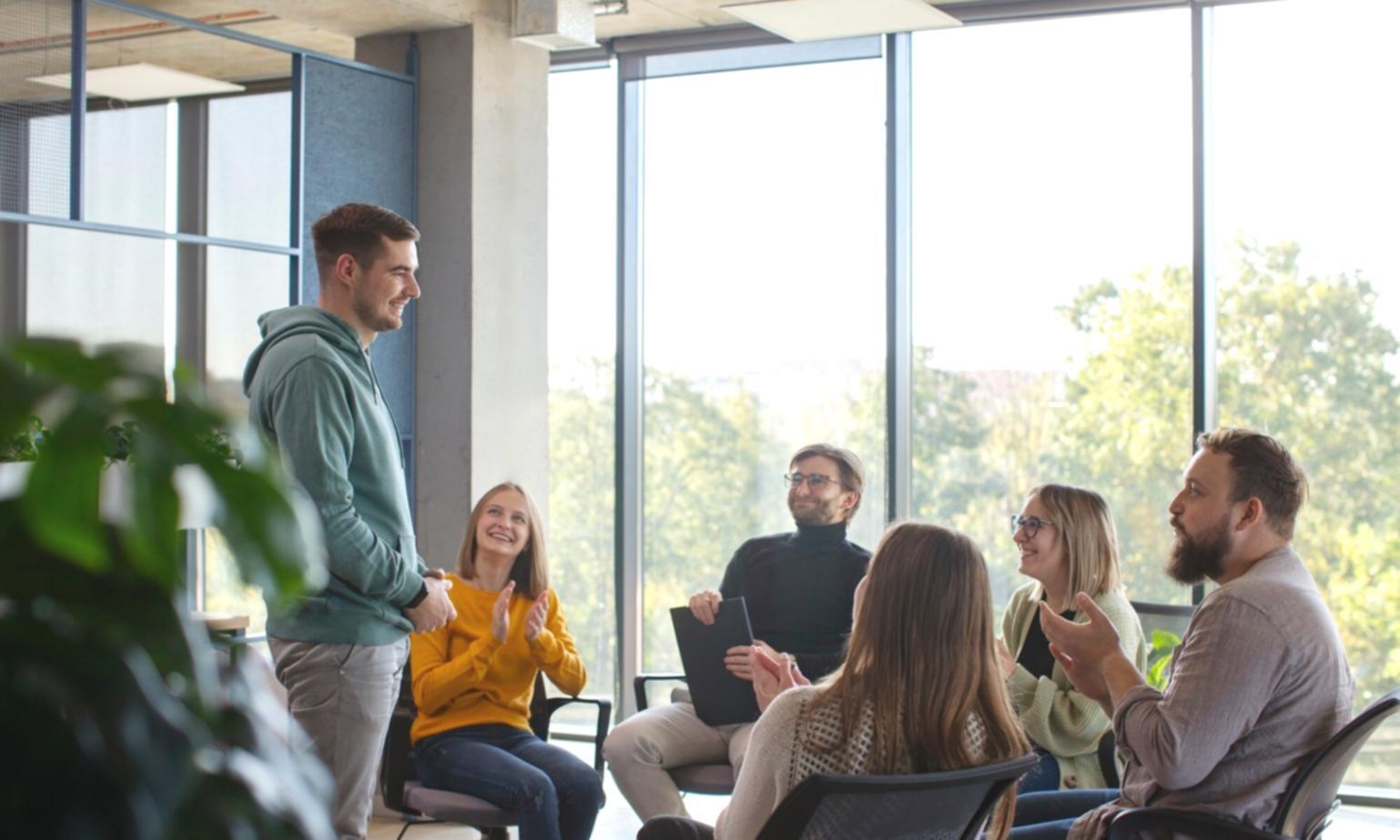 Étudiants travaillant ensemble sur un projet d'analyse financière